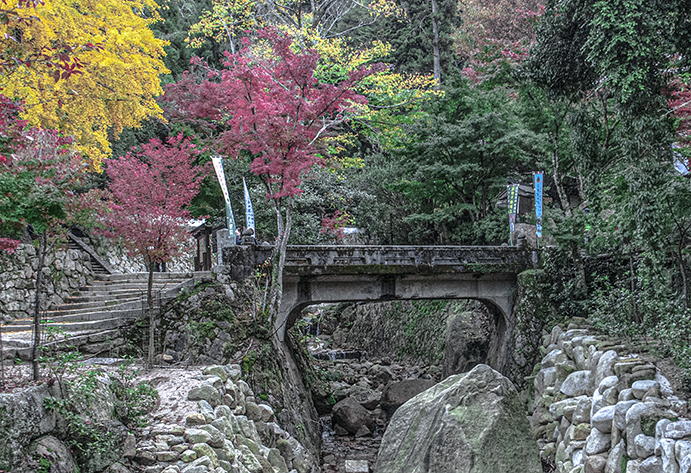 Viajes a Japón Puente de piedra en jardín japones, Miyajima, Japón, viajes fotográficos.
